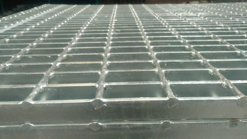 Galvanized Iron Hot Dip Galvanized IS 2062 Metal Grating, For Industrial, Size: Stair Step Walkway